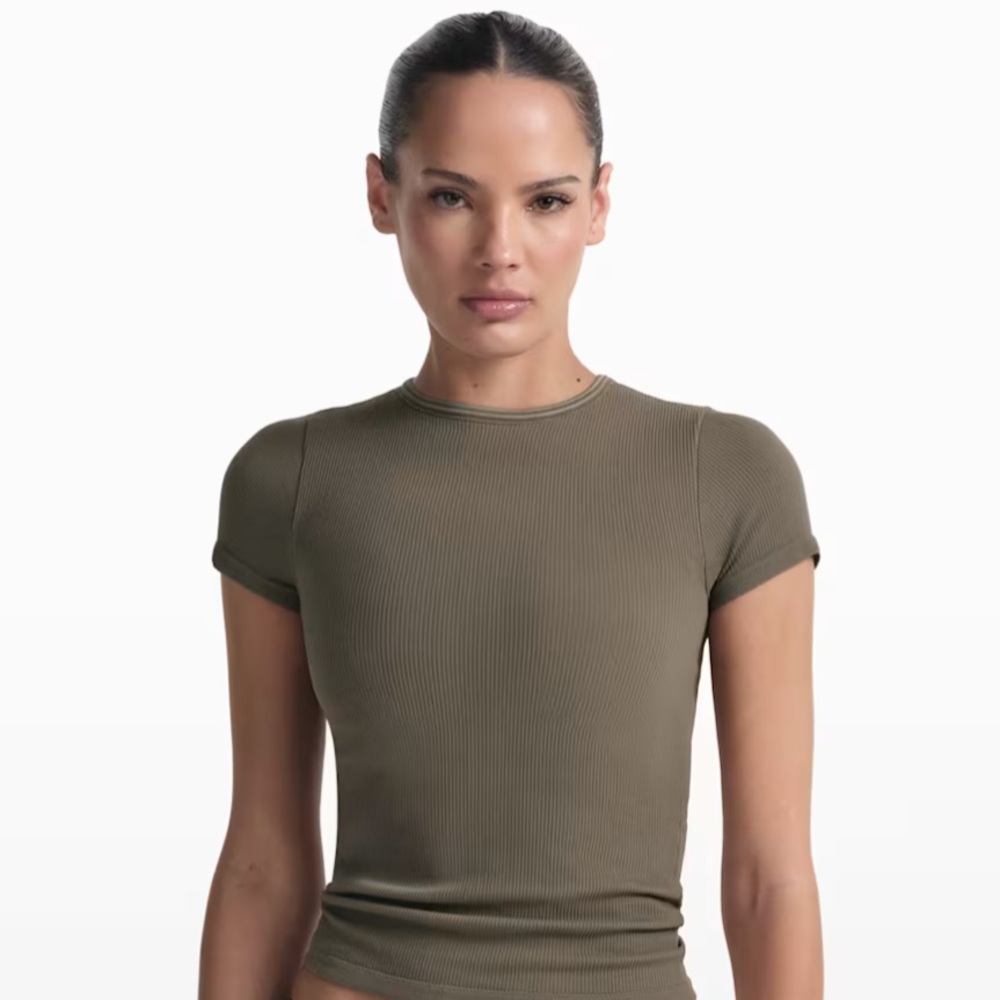 NikeSKIMS Ribbed Seamless
Women's Short-Sleeve Top NWT- Med - Picture 6 of 6